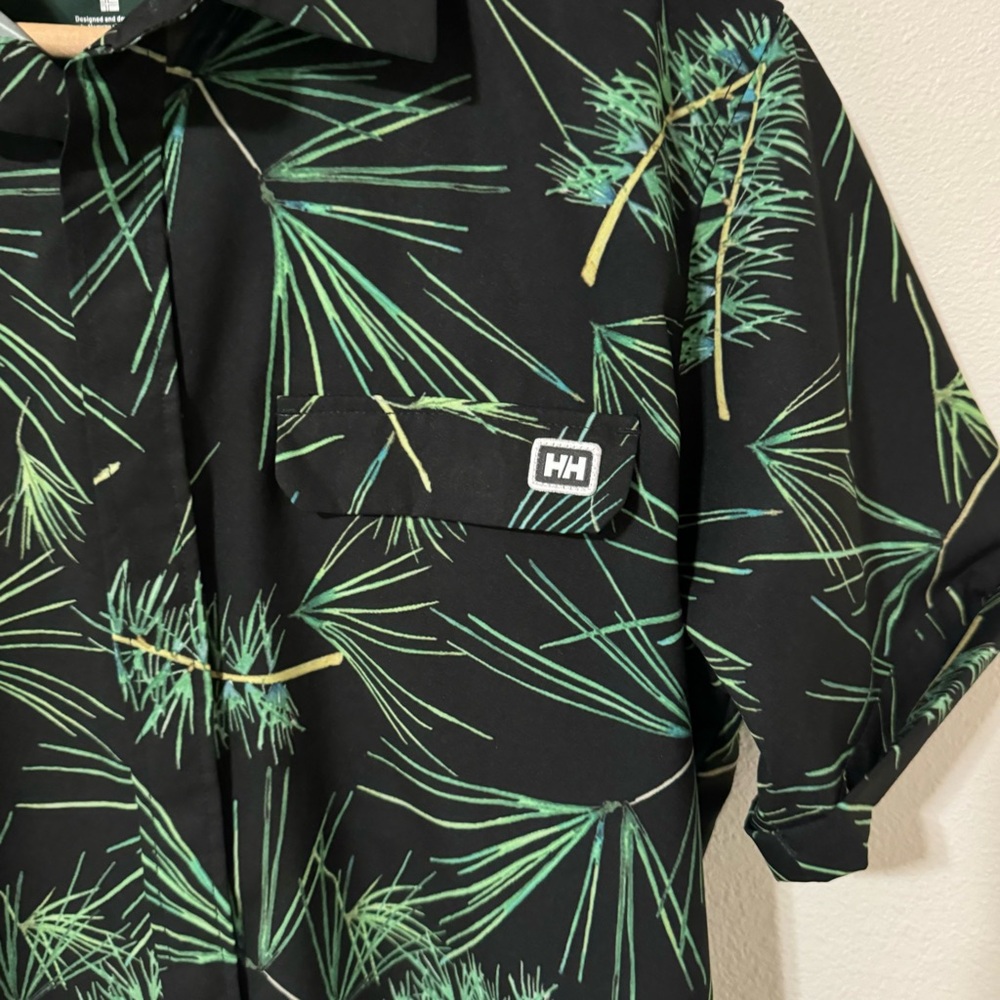 Helly Hansen Oya Short Sleeve Button Shirt Ebony Black Green Pine Tree Print-M - Picture 5 of 9